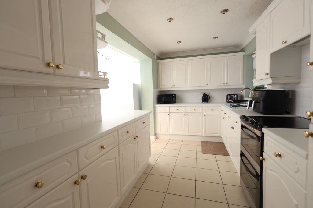 Kitchen into Conservatory- click for photo gallery